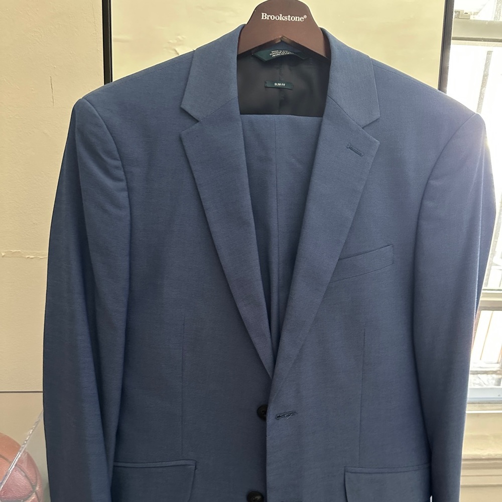 Brand new never worn Perry Ellis men suit